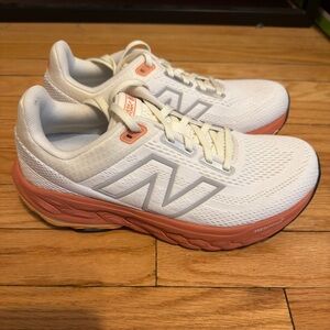 New Balance Women's White and Orange - Womens 8 wide/Mens 6.5